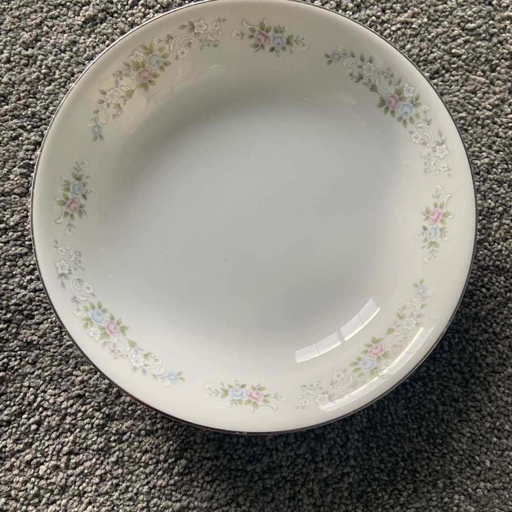 Charming Floral Dinner Plate with Pastel Accents